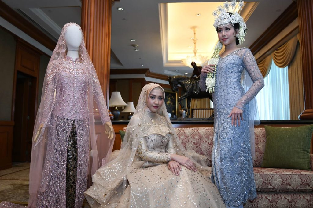 baju-wedding-modern-dengan-aksen-kebaya