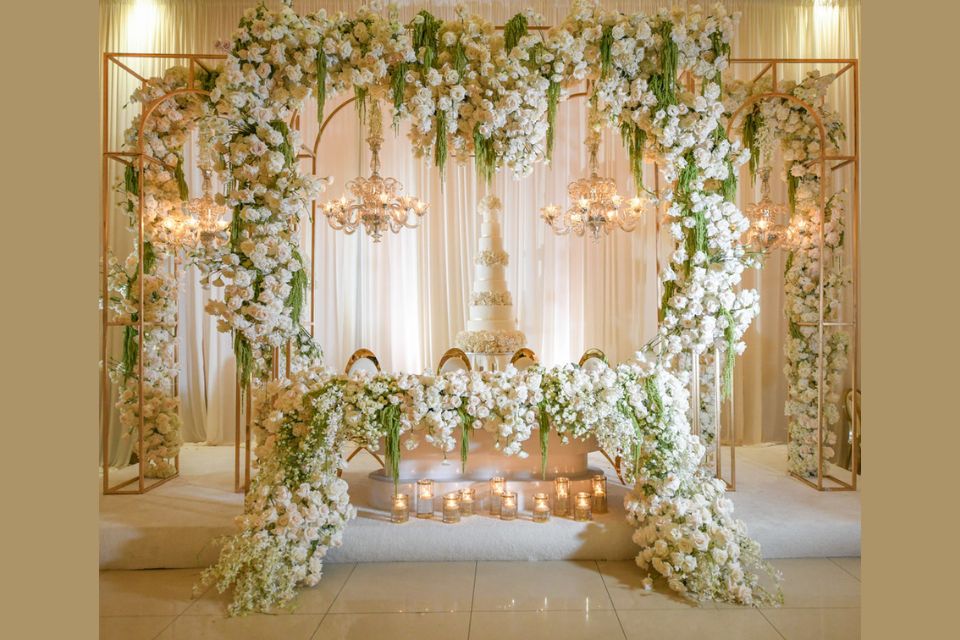 dekorasi-indoor-pernikahan-dengan-bunga