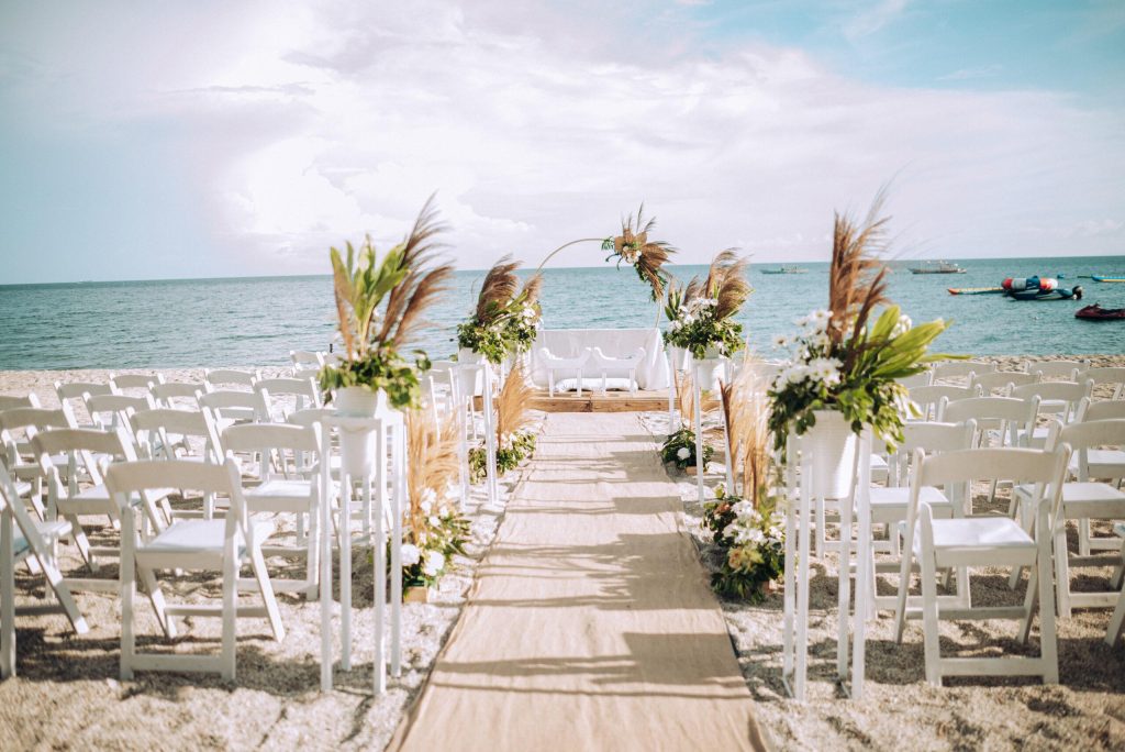 dekorasi-pernikahan-di-pantai-dengan-kursi-putih