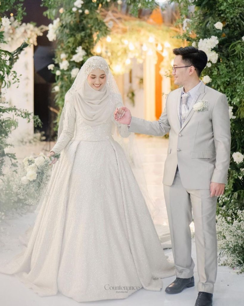 Gaun pengantin muslimah dengan desain sederhana nan elegan 