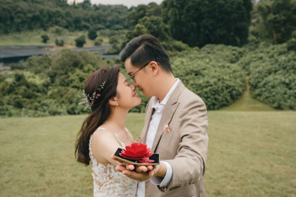 Paket prewedding outdoor memfasilitasi pasangan yang ingin mengabadikan momen manis sebelum pernikahan 