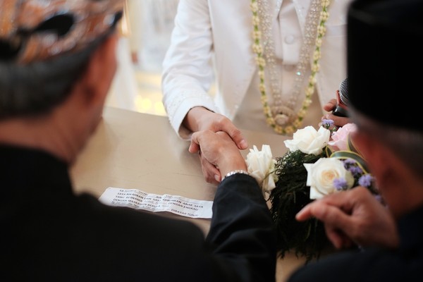 Daftar harga photo wedding untuk akad nikah umumnya dipengaruhi oleh konsep acara, sehingga mempengaruhi jumlah kru dan peralatan fotografi yang diperlukan (Sumber foto: Nawwis Jewelry)