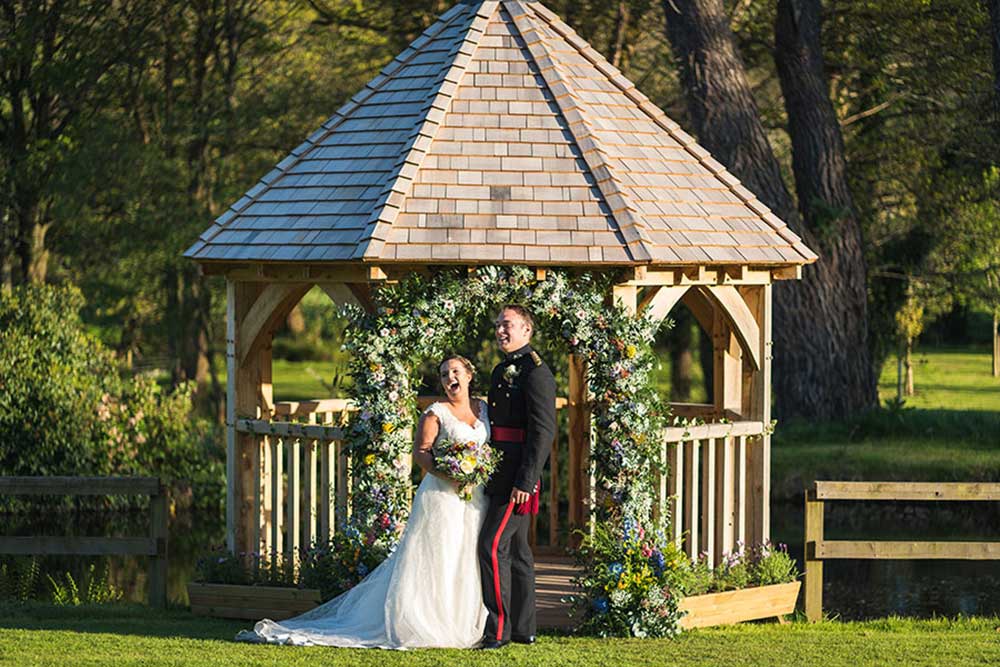 contoh-gazebo-pernikahan-tradisional