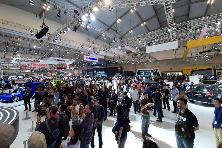 Pengunjung-Pameran-Mobil-GIIAS