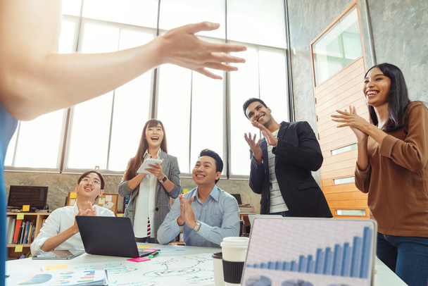 Persiapan-launching-produk-baru-dengan-menyusun-bahan-evaluasi